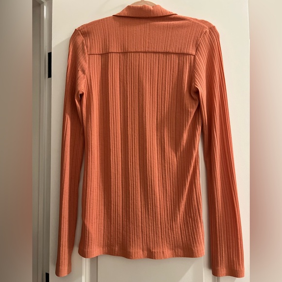 Low Classic Ribbed Button Down - Picture 4 of 5